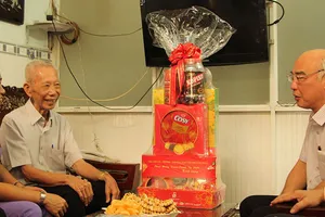 Ông Trần Đại Tân (thứ 2 từ trái qua) tiếp lãnh đạo  Ban Tuyên giáo Thành ủy và các ban ngành quận 5 đến thăm, chúc tết vào ngày 24 tháng Chạp vừa qua (ngày 18-1-2020)