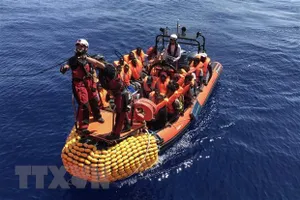 Người di cư được cứu trên Địa Trung Hải ngày 12-8-2019. Ảnh: AFP/TTXVN)