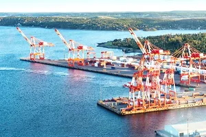 Cảng biển ở Mỹ chưa khôi phục hoạt động vì dịch Covid-19.  Ảnh: AP