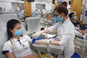 Người dân đến hiến máu nhân đạo đều được trang bị đầy đủ  biện pháp phòng chống dịch. Ảnh: HOÀNG HÙNG