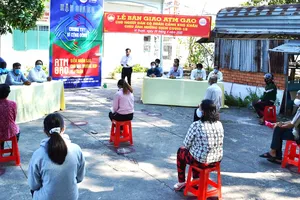 Người nghèo Hậu Giang  đến nhận gạo ở máy ATM.  Ảnh: CAO PHONG