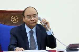 Thủ tướng Nguyễn Xuân Phúc điện đàm với Thủ tướng Nga Mikhail Mishustin. - Ảnh: VGP