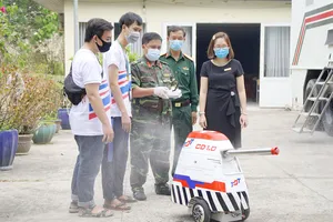 Robot CD1.0 của nhóm nghiên cứu Trường ĐH Tôn Đức Thắng được bàn giao  cho Trung tâm cách ly tập trung phòng chống dịch Covid-19 tại Ký túc xá ĐH Quốc gia TPHCM