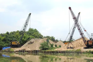 Các bãi tập kết cát bên bờ sông Đồng Nai, đoạn qua thị xã Tân Uyên (tỉnh Bình Dương)