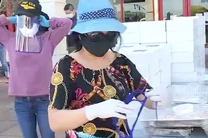 Người Việt ở Nam California (Mỹ)  ủng hộ các phần ăn cho nhân viên y tế