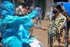 Kiểm tra thân nhiệt người dân ở bang Maharashtra, Ấn Độ. Ảnh: PTI)