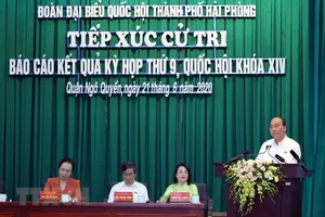 Thủ tướng Nguyễn Xuân Phúc phát biểu tại buổi tiếp xúc cử tri. Ảnh: TTXVN