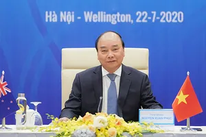 Thủ tướng Nguyễn Xuân Phúc tại đầu cầu Hà Nội trong cuộc Hội đàm Cấp cao trực tuyến với Thủ tướng New Zealand Jacinda Ardern  vào sáng 22-7. Ảnh: VGP