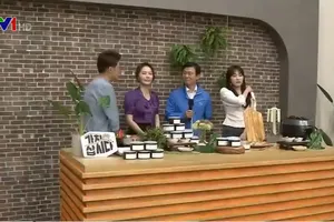 Bộ trưởng Thủy Sản và Ngư nghiệp Hàn Quốc cùng người dẫn chương trình giới thiệu lợi ích sức khỏe của món rong biển muối. Ảnh: VTV