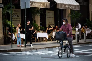 Một nhà hàng mở cửa đón khách tại New York, Mỹ. Ảnh: THX/TTXVN