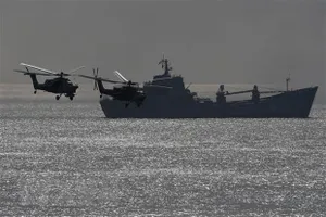 Tàu chiến và trực thăng quân sự của Nga. Nguồn: AFP/TTXVN