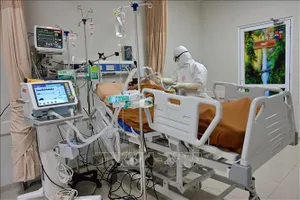 Nhân viên y tế điều trị cho bệnh nhân COVID-19 tại bệnh viện ở thành phố Bogor, Tây Java, Indonesia. Ảnh: AFP/TTXVN