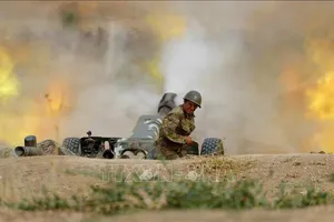 Lực lượng Armenia nã pháo về phía quân đội Azerbaijan trong cuộc giao tranh ở khu vực tranh chấp Nagorny-Karabakh. Ảnh: AFP/TTXVN