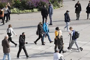 Người dân đeo khẩu trang phòng dịch COVID-19 tại Stuttgart, miền Nam Đức. Ảnh: AFP/TTXVN