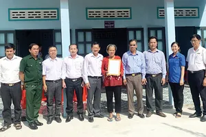 Công ty TNHH MTV Xổ số kiến thiết Long An: Trao tặng nhà Đại đoàn kết