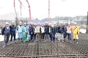 Hòa Bình đổ mẻ bê tông khối lớn dự án Lotte Mall