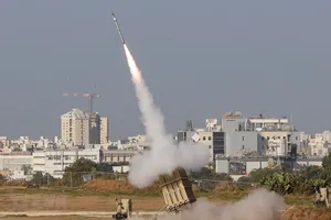 Tên lửa đánh chặn được phóng từ hệ thống phòng không Iron Dome tại thành phố Ashdod, Israel ngày 12/11/2019. Ảnh: AFP/TTXVN