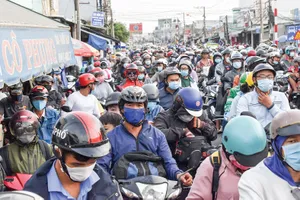 Đông đảo người và phương tiện chờ qua phà Cát Lái