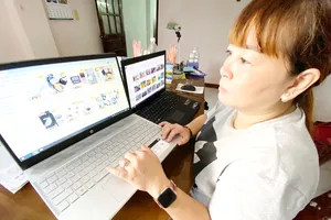 Tìm hiểu sản phẩm bán trên trang thương mại điện tử. Ảnh: CAO THĂNG