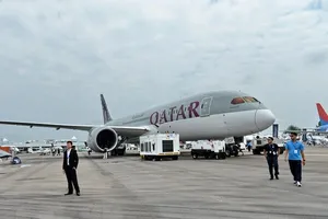 Máy bay Boeing B787 của Hãng Qatar Airways. Ảnh: AFP/TTXVN