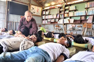 Sư thầy và những đứa trẻ trên dòng Xa Mát