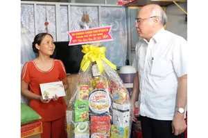 Đồng chí Phan Nguyễn Như Khuê, Trưởng Ban Tuyên giáo  Thành ủy TPHCM, thăm, chúc tết người dân có hoàn cảnh khó khăn