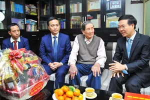 Trưởng Ban Tuyên giáo Trung ương Võ Văn Thưởng  thăm, chúc tết nhạc sĩ Phạm Tuyên.  Ảnh: TTXVN