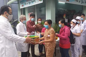 Tặng 200 phần quà tết cho bệnh nhân nghèo và nhân viên y tế khó khăn
