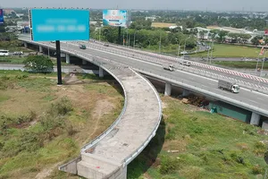 Đường Võ Văn Kiệt đến nay vẫn chưa kết nối hoàn chỉnh với quốc lộ 1A. Ảnh: CAO THĂNG