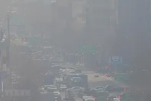 Bụi mù bao phủ bầu trời tại Seoul, Hàn Quốc, ngày 18-3-2021. Ảnh: Yonhap/TTXVN