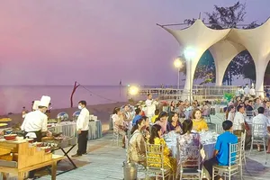 Tour cận lễ và nghỉ hè “nóng” dần