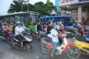 Nhiêu khê quảng cáo trên xe buýt