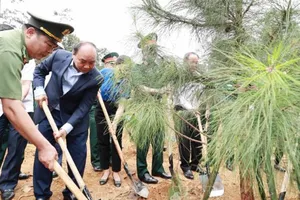 Chủ tịch nước Nguyễn Xuân Phúc trồng cây tại Khu di tích lịch sử K9 - Đá Chông. Ảnh: TTXVN 