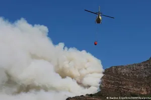 Trực thăng dập lửa khu vực Table Mountain. Ảnh: AP