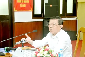 Chủ tịch UBND TPHCM Nguyễn Thành Phong  phát biểu tại buổi làm việc. Ảnh: CAO THĂNG