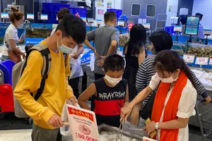 Khách hàng mua thực phẩm tại  siêu thị sáng 30-4-2021. Ảnh: CAO THĂNG