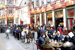 Nhịp sống ở London dần trở lại bình thường sau khi  các lệnh hạn chế được giảm bớt.  Ảnh: Reuters