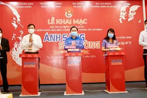 Các đồng chí lãnh đạo thực hiện nghi thức khai mạc hội thi 