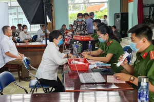 Công an tỉnh Tiền Giang  cấp thẻ CCCD cho người dân. Ảnh:  Ngọc Phúc