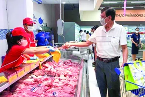 Người dân mua sắm tại Co.opXtra Phạm Văn Đồng,  TP Thủ Đức, TPHCM. Ảnh: THANH TẤN