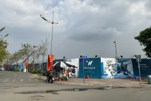 Dự án Westgate nằm tại trung tâm huyện Bình Chánh, đang bán căn hộ trực tuyến  (Hình chụp thời điểm TPHCM chưa thực hiện Chỉ thị 16)
