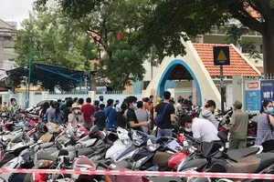 Tụ tập đông người tại điểm tiêm vaccine  Trường Mầm non Anh Đào (quận Gò Vấp)