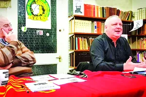 Ông Kenny Coyle (bên phải) trong một buổi nói chuyện về chủ nghĩa Marx-Lenin