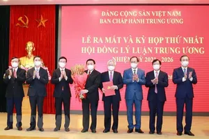 Đồng chí Võ Văn Thưởng, Ủy viên Bộ Chính trị, Thường trực Ban Bí thư trao quyết định thành lập Hội đồng Lý luận Trung ương nhiệm kỳ 2021-2026. Ảnh: TTXVN