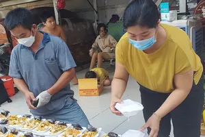 Những hộp bún xào chay nghĩa tình