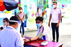 Hình ảnh tiêm ngừa vắc xin CBNV SCB