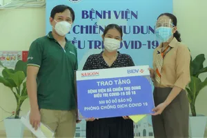 Tặng 500 bộ đồ bảo hộ y tế cho Bệnh viện Dã chiến thu dung điều trị Covid-19 số 16