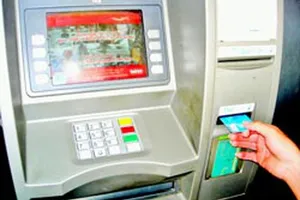 Cẩn trọng khi rút tiền tại cây ATM vào buổi tối