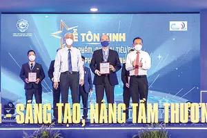 Đại diện SCB nhận danh hiệu  “Sản phẩm, Dịch vụ tiêu biểu TPHCM năm 2021” 