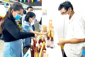 Nước mắm truyền thống Nam Ô là sản phẩm OCOP  của làng biển miền Trung. Ảnh: XUÂN QUỲNH